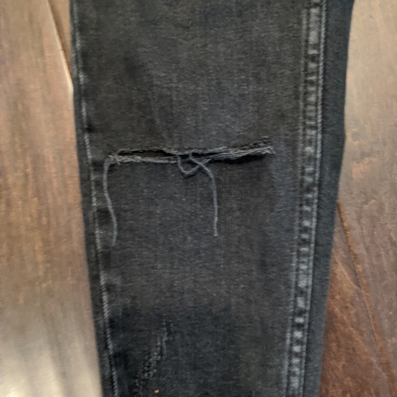 HR Distressed Jeans 🥰 - Picture 4 of 5